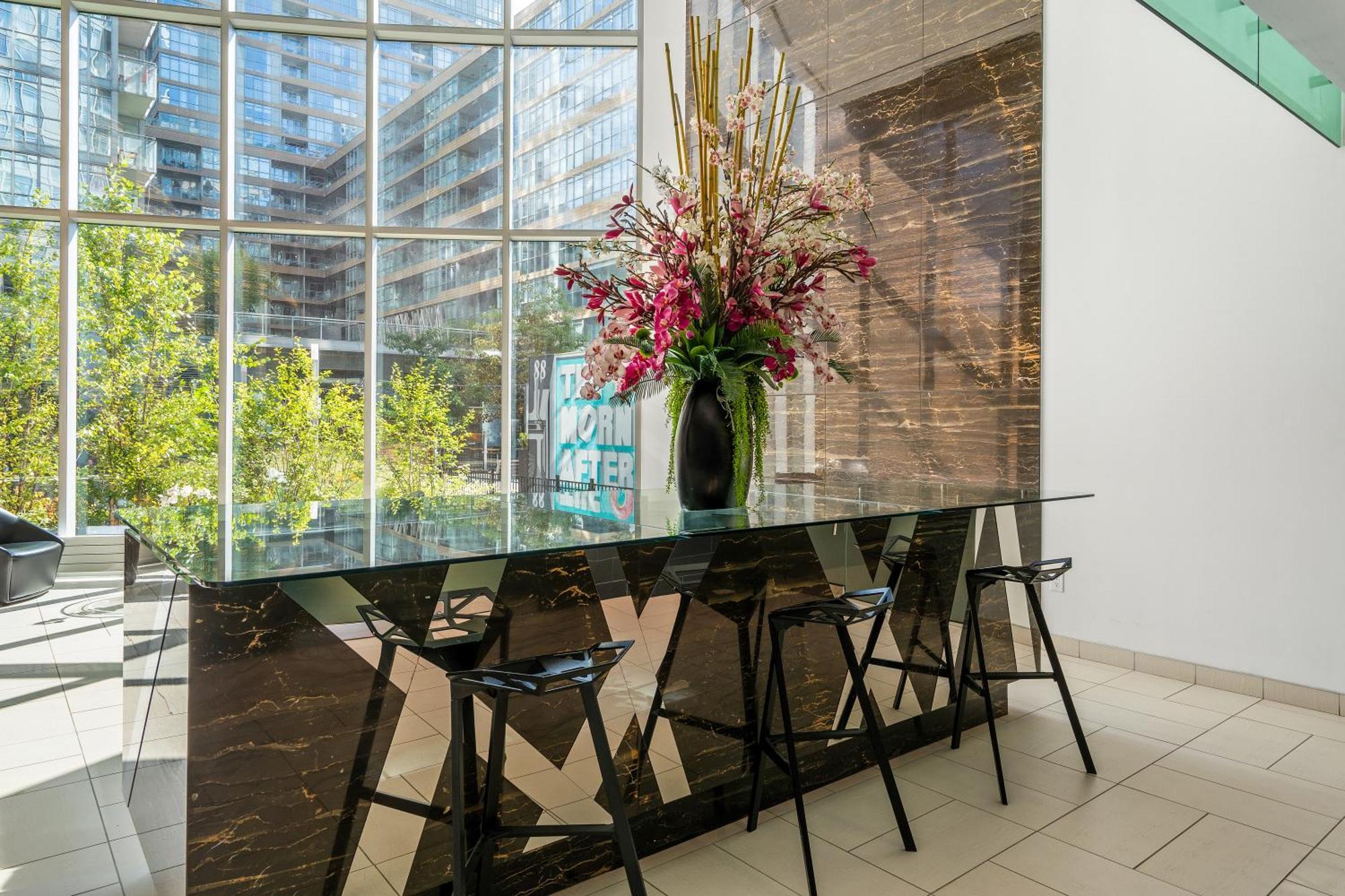 Exquisite Condos By Cn Tower With Parking Toronto Exterior photo