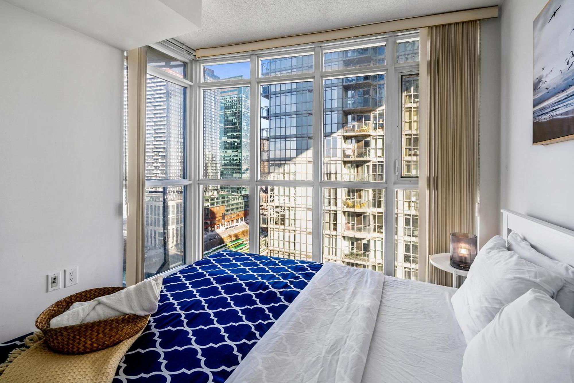 Exquisite Condos By Cn Tower With Parking Toronto Exterior photo