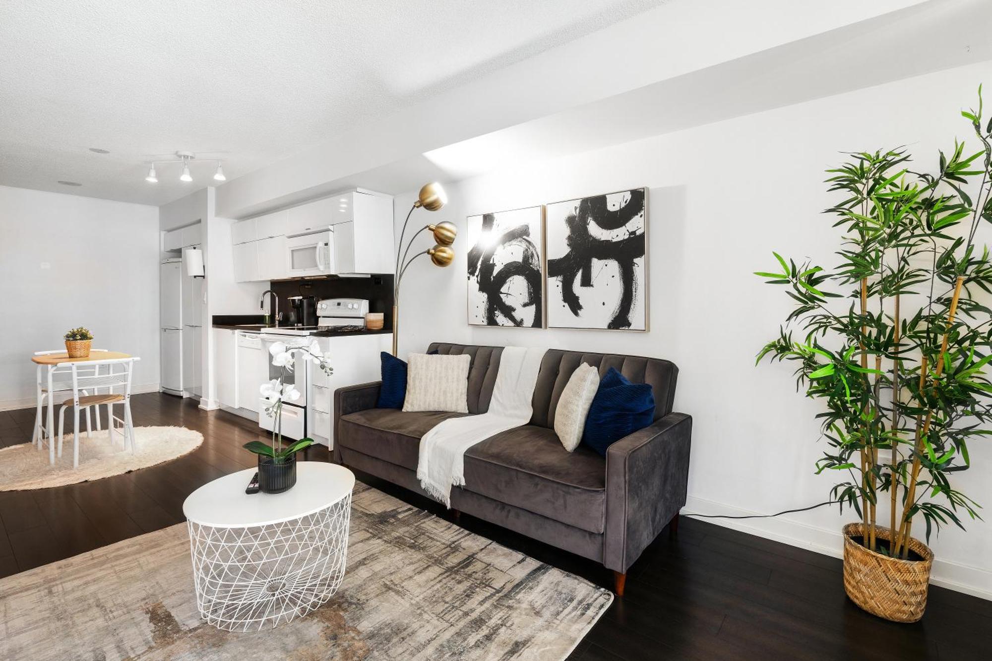 Exquisite Condos By Cn Tower With Parking Toronto Exterior photo