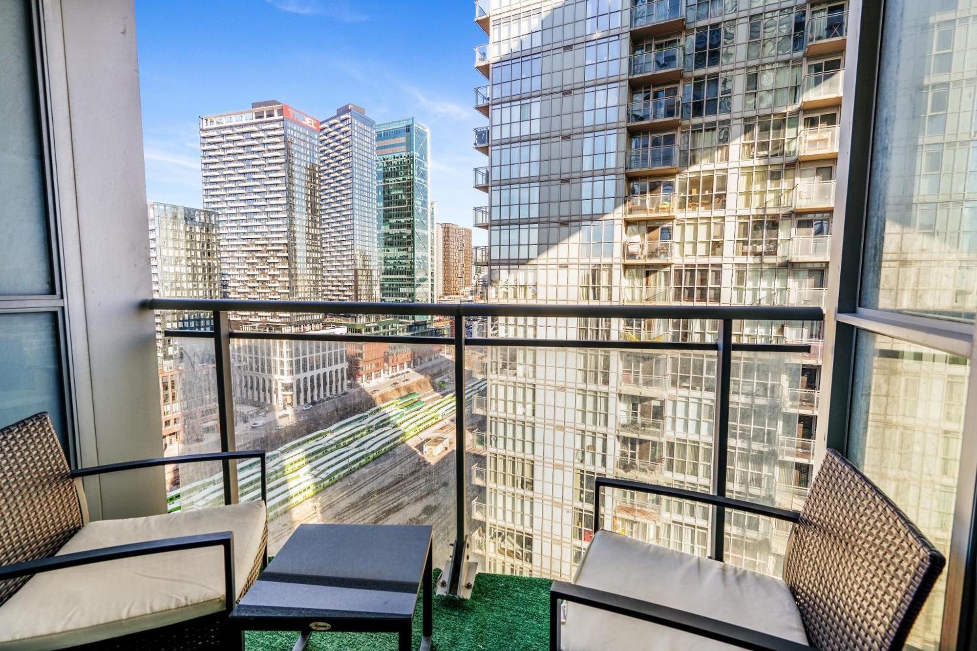 Exquisite Condos By Cn Tower With Parking Toronto Exterior photo