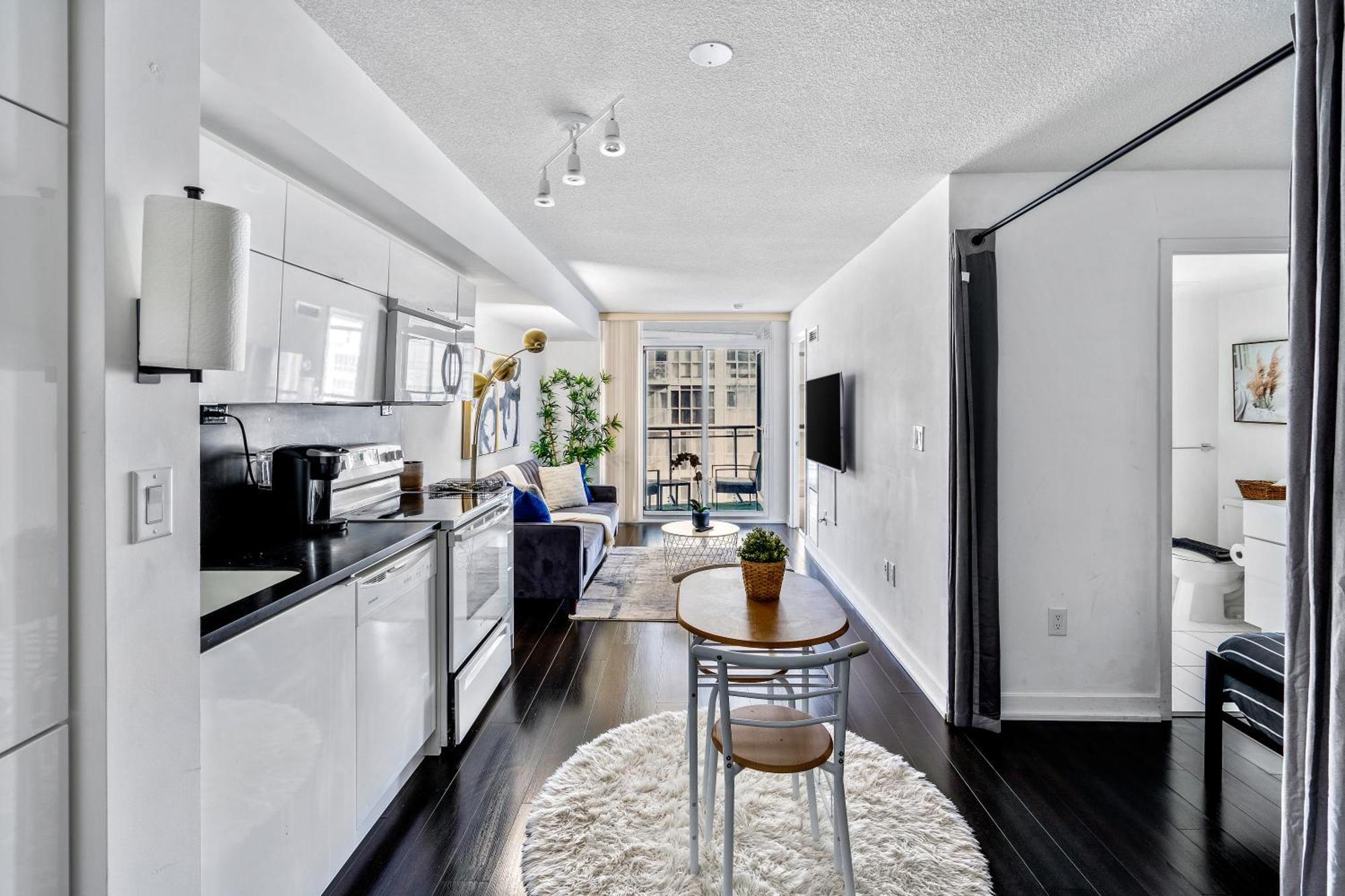 Exquisite Condos By Cn Tower With Parking Toronto Exterior photo