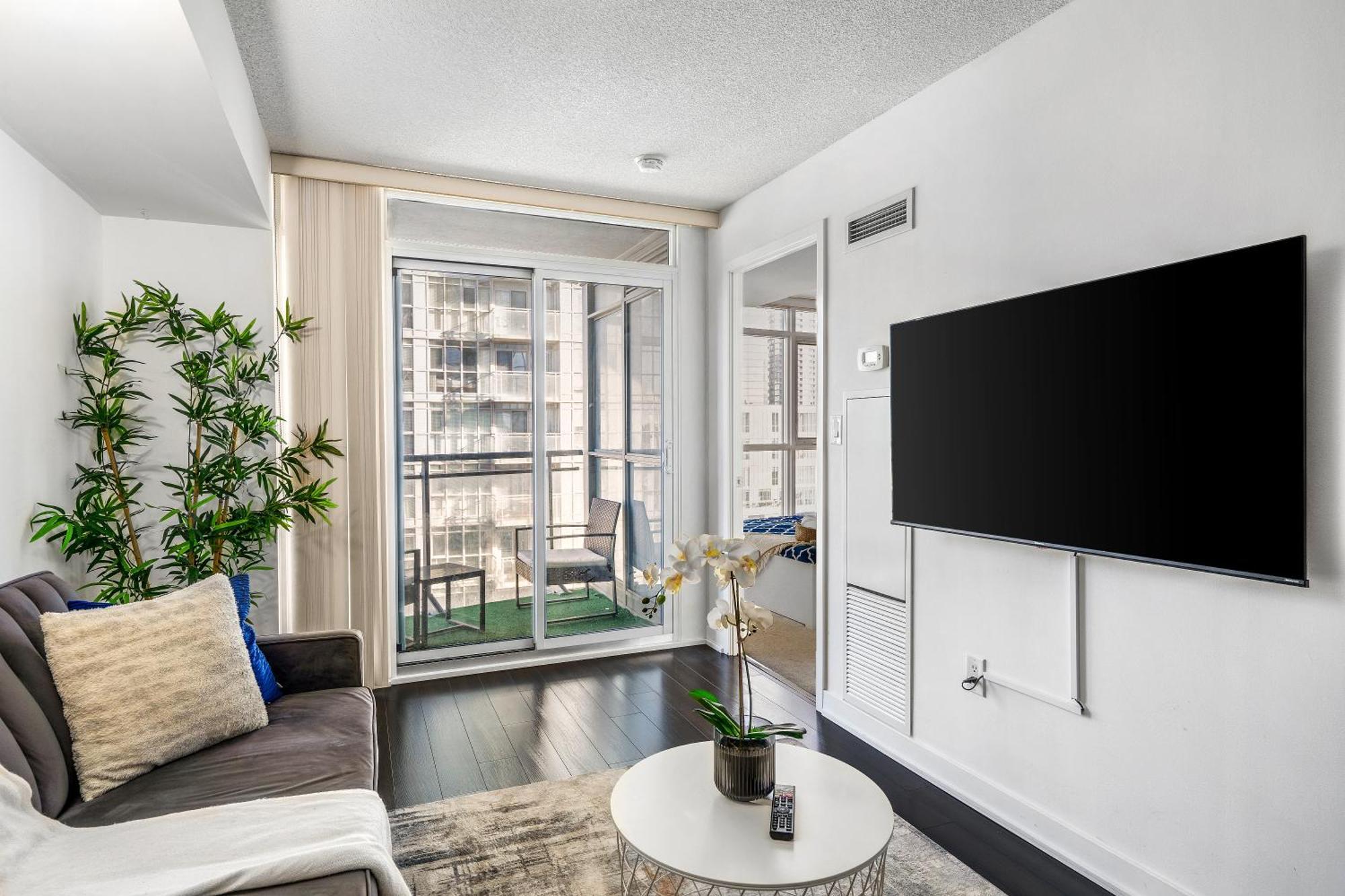 Exquisite Condos By Cn Tower With Parking Toronto Exterior photo